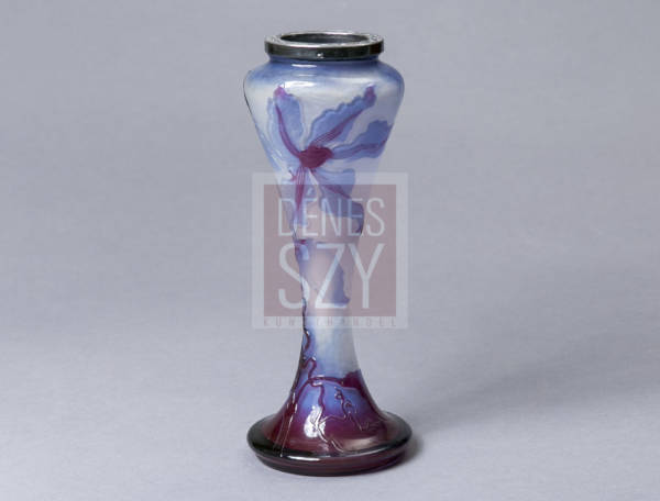 Gallè, Nancy 1900, Vase de forme balustre en verre doublé de motifs floraux