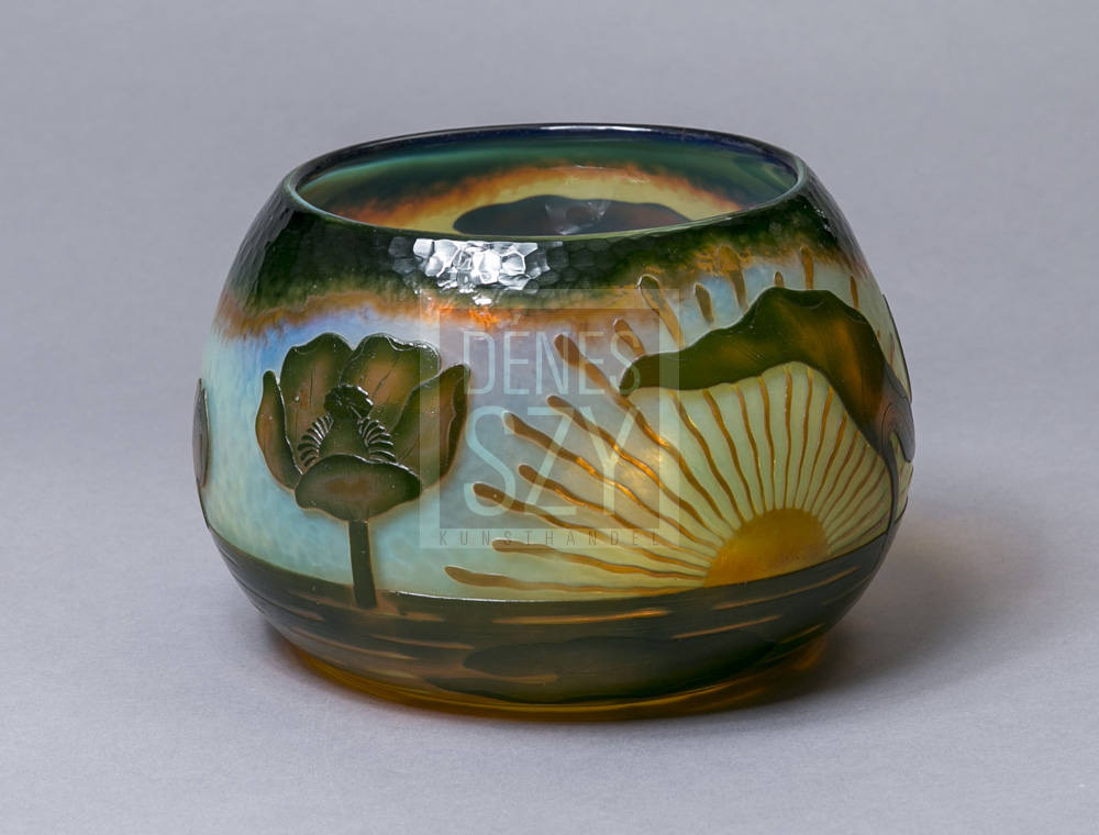 Jugendstil runde Glas Schale von Daum Nancy Frankreich um 1900, symbolistischer Dekor, gehaemmerte Oberflaeche