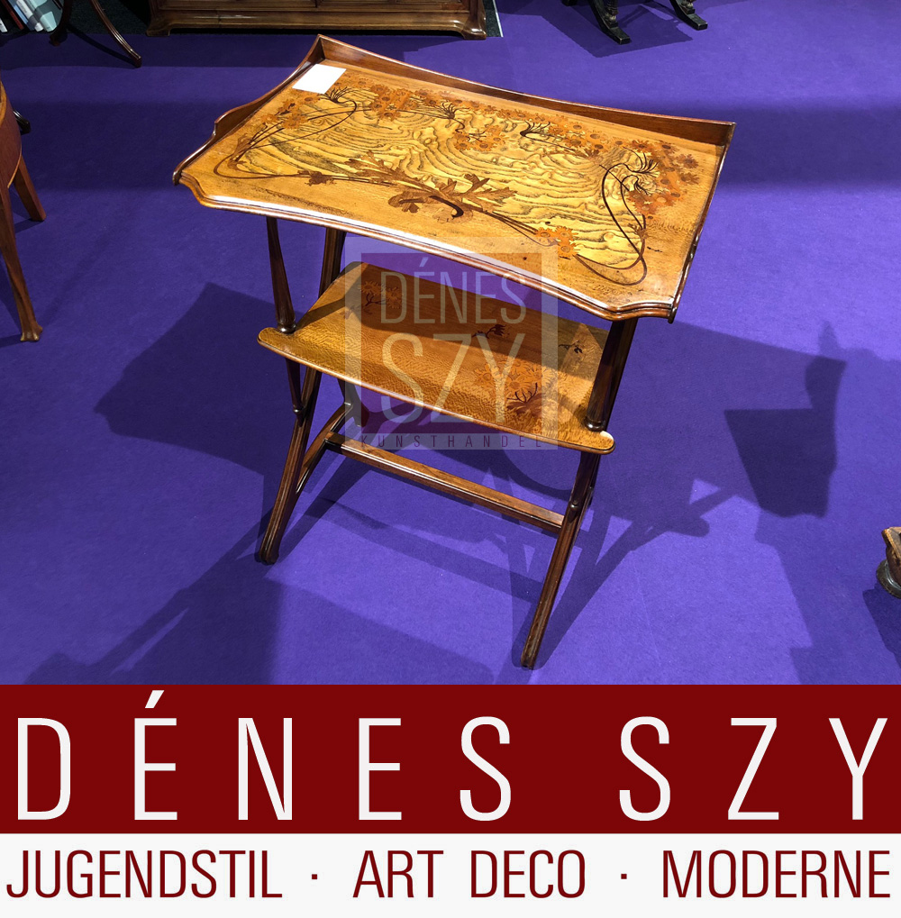 Majorelle Beistelltisch mit zwei Böden sowie feine Intarsien Arbeiten