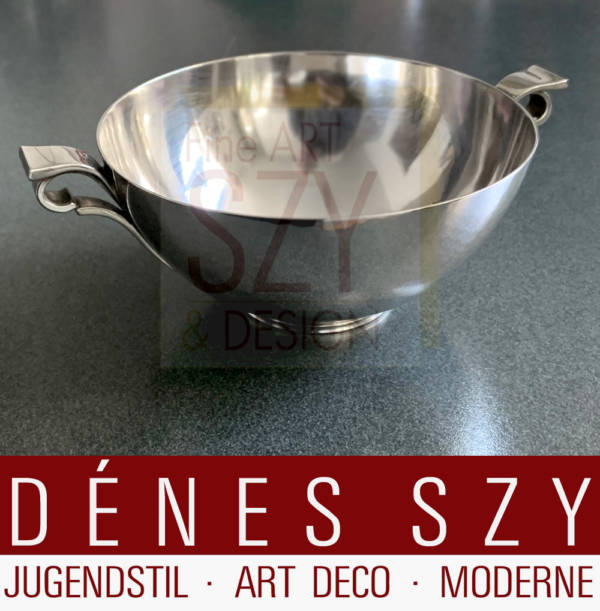 Round Art Deco bowl with handles # 580 B, Pyramid collection, Design: Harald Nielsen around 1930, Georg Jensen Silversmith's, Copenhagen 1930s, Denmark, Sterling silver 925