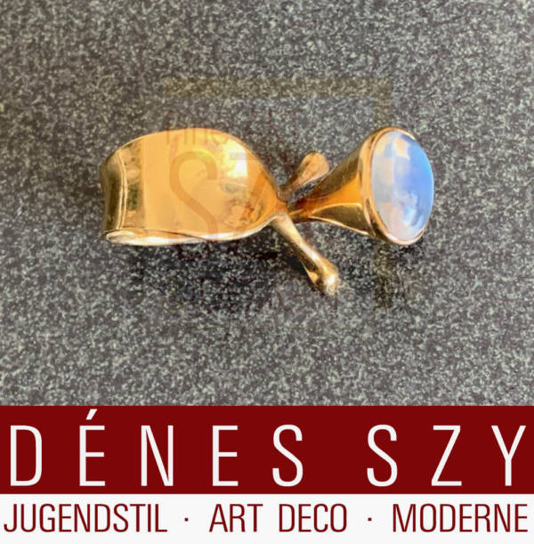 Mid Century Modern 18k Gold Ring with Moonstone #915, Dew Drop collection, Design: Vivianna Torun Buelow-Huebe for Georg Jensen around 1968, 750 gold with cat's eye moonstone