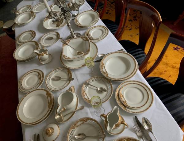 Royal KPM Berlin porcelain service, Ceres pattern in gold, design by Schmuz-Baudiss , Berlin 1914-1918