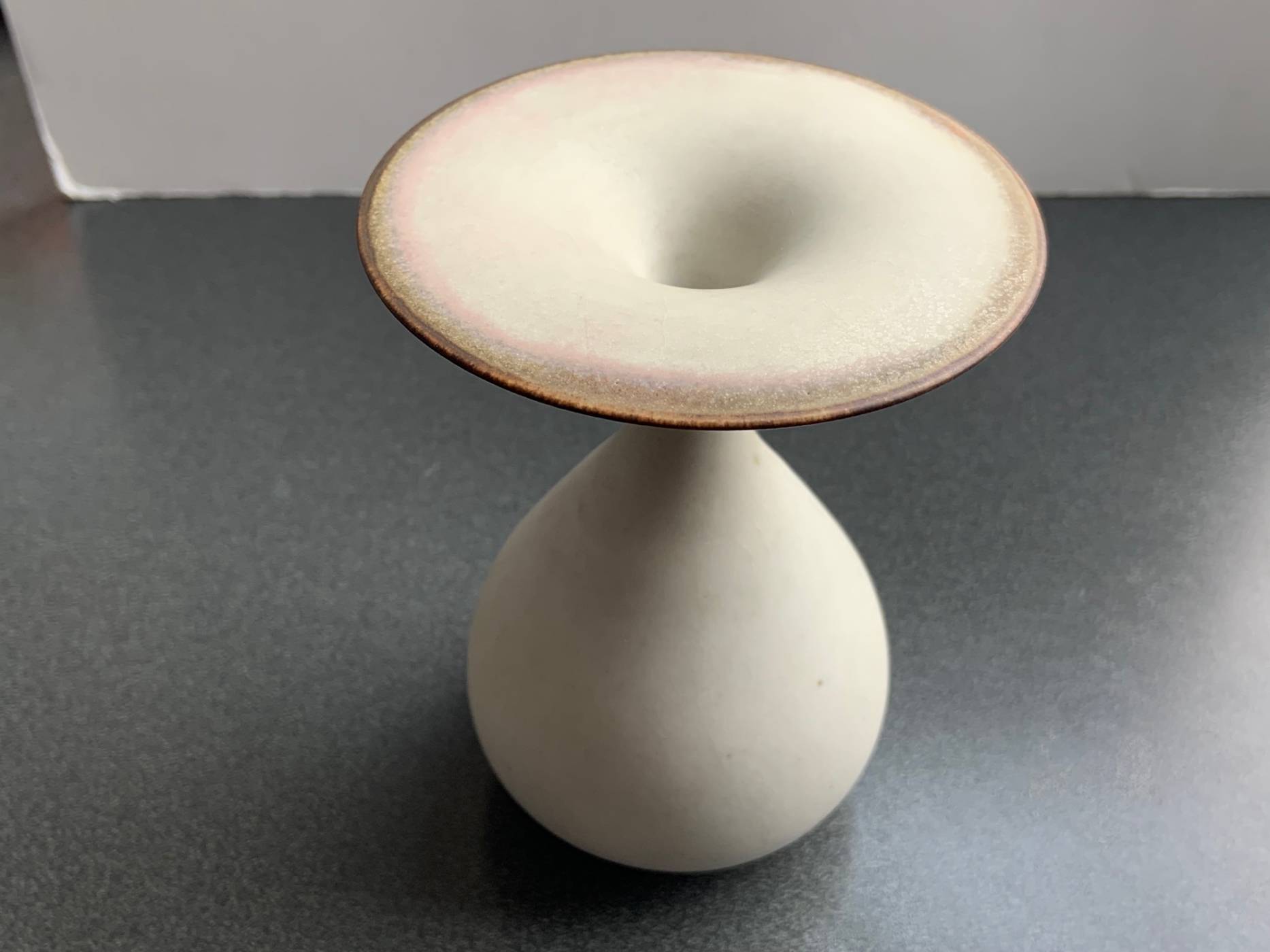 Deutsche Studio Keramik, Vase mit breit ausladenden Kragen an der Öffnung über Tropfenform oder Birnenform, von Karl und Ursula Scheid 1975