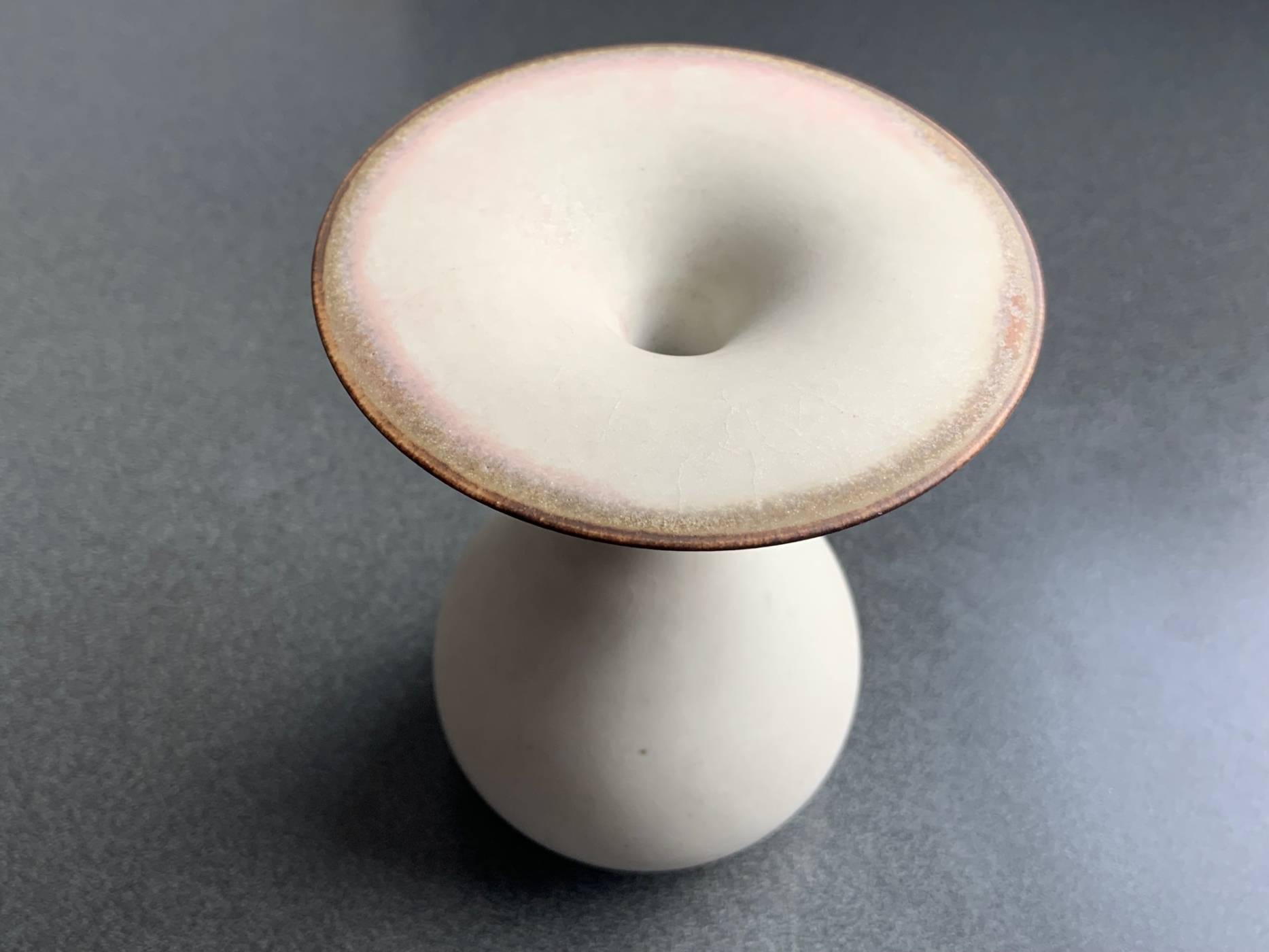 Deutsche Studio Keramik, Vase mit breit ausladenden Kragen an der Öffnung über Tropfenform oder Birnenform, von Karl und Ursula Scheid 1975