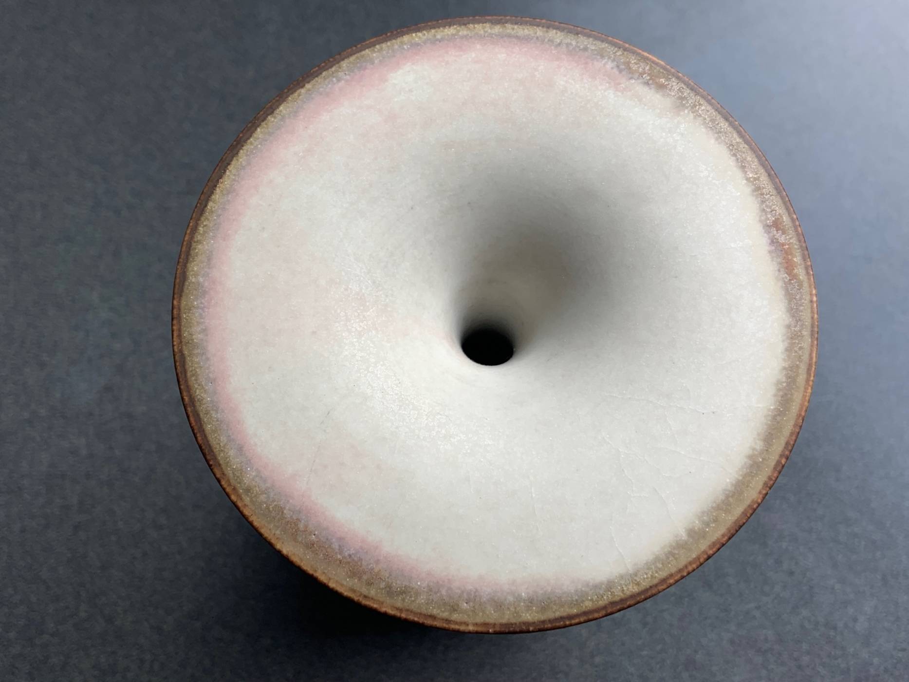 Deutsche Studio Keramik, Vase mit breit ausladenden Kragen an der Öffnung über Tropfenform oder Birnenform, von Karl und Ursula Scheid 1975