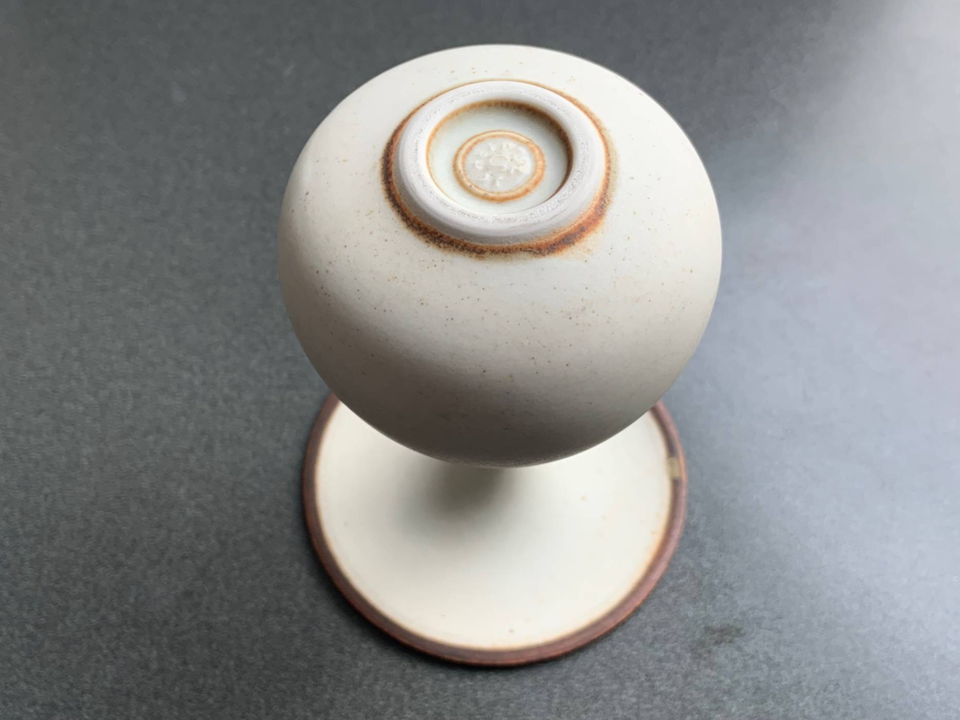 Deutsche Studio Keramik, Vase mit breit ausladenden Kragen an der Öffnung über Tropfenform oder Birnenform, von Karl und Ursula Scheid 1975