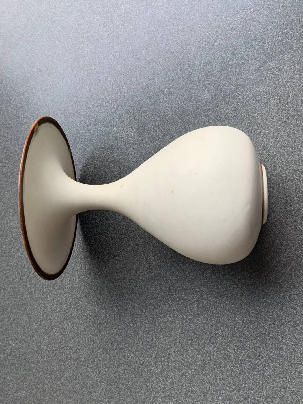 Deutsche Studio Keramik, Vase mit breit ausladenden Kragen an der Öffnung über Tropfenform oder Birnenform, von Karl und Ursula Scheid 1975