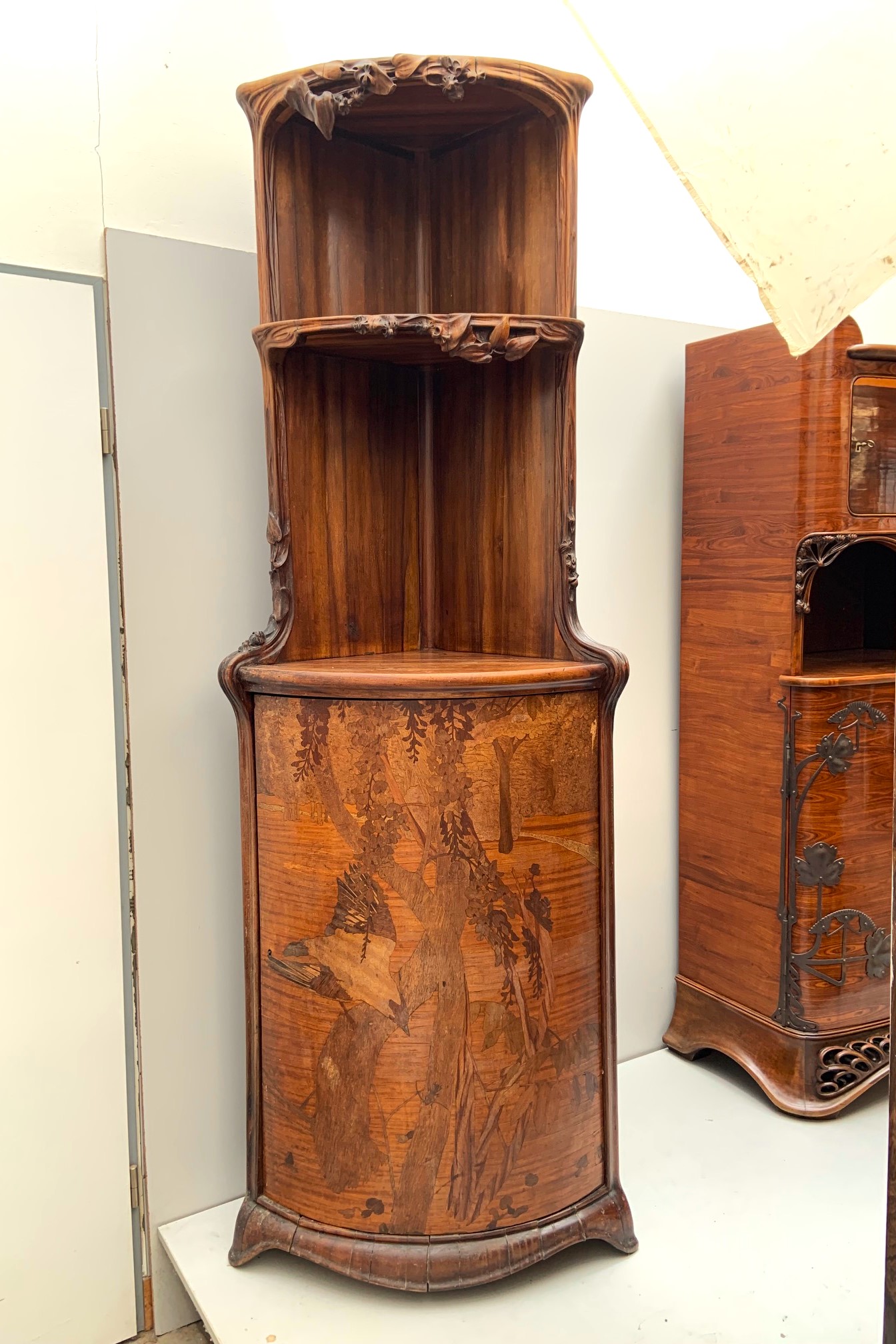 Louis Majorelle Jugendstil Eckschrank Nancy 1900 mit Intarsien