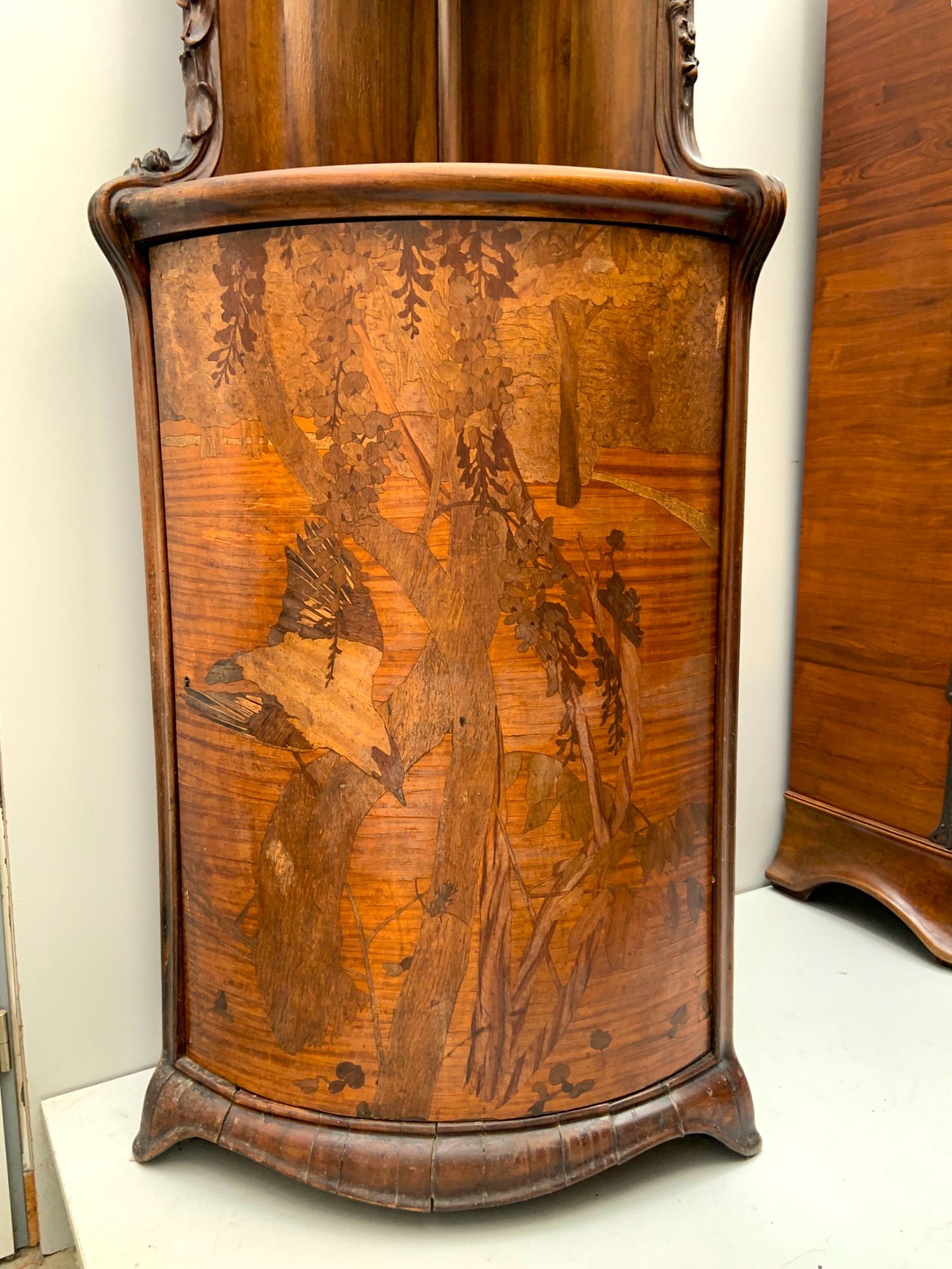 Louis Majorelle Jugendstil Eckschrank Nancy 1900 mit Intarsien