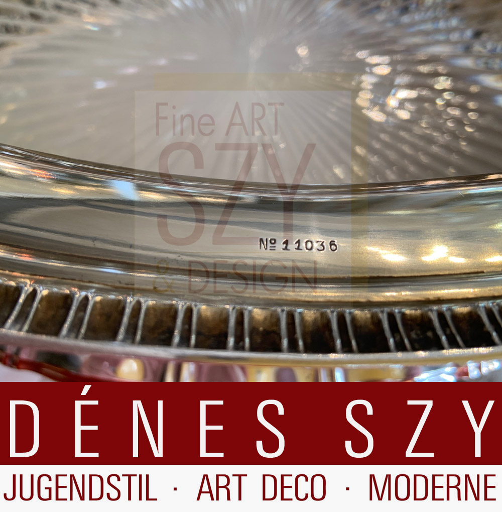 Grande giardiniera Art Nouveau con originale inserto in vetro, Design: Carl Stock intorno al 1910, Esecuzione: Peter Bruckmann e figli, Heilbronn Germania intorno al 1910, Numero modello 11036