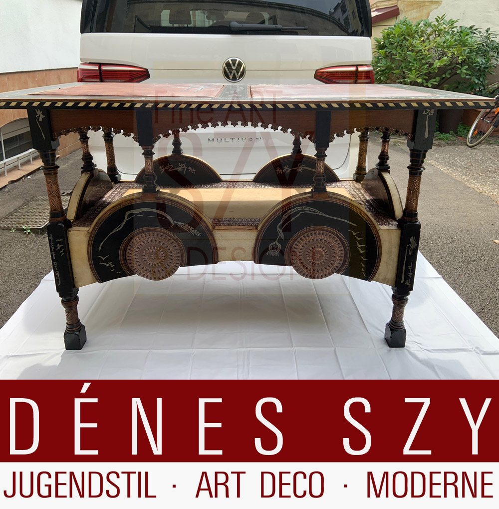 Tavolo italiano Stile Libery, Design ed esecuzione: Carlo Bugatti 1902 circa, Milano, Italia, Legni pregiati, intarsi in alluminio, medaglioni in rame forgiati a mano