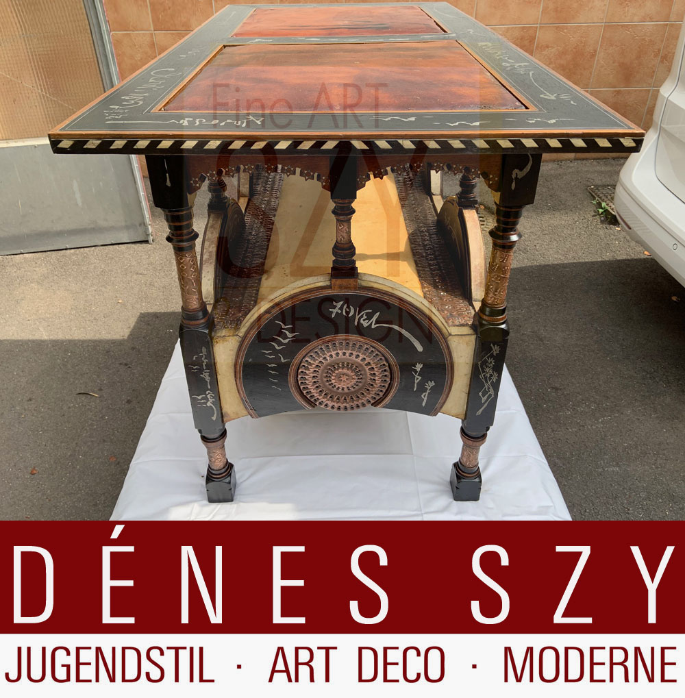 Tavolo italiano Stile Libery, Design ed esecuzione: Carlo Bugatti 1902 circa, Milano, Italia, Legni pregiati, intarsi in alluminio, medaglioni in rame forgiati a mano
