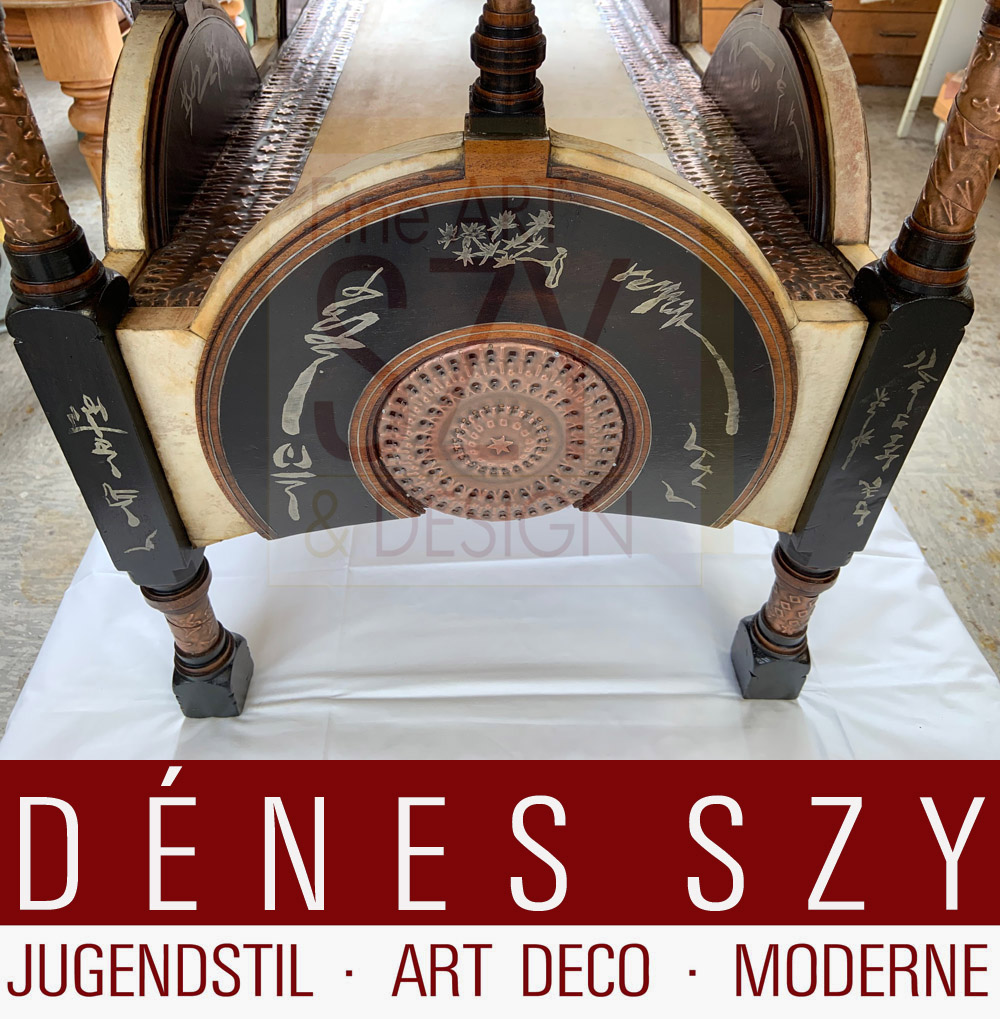 Tavolo italiano Stile Libery, Design ed esecuzione: Carlo Bugatti 1902 circa, Milano, Italia, Legni pregiati, intarsi in alluminio, medaglioni in rame forgiati a mano