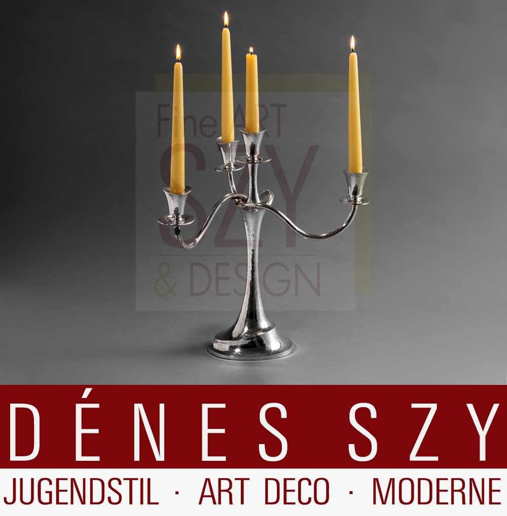 Candelabro in argento a quattro fiamme, lavorato asimmetricamente, Design ed esecuzione: Emmy Roth, probabilmente Berlino, Germania intorno al 1925/27, Argento 800