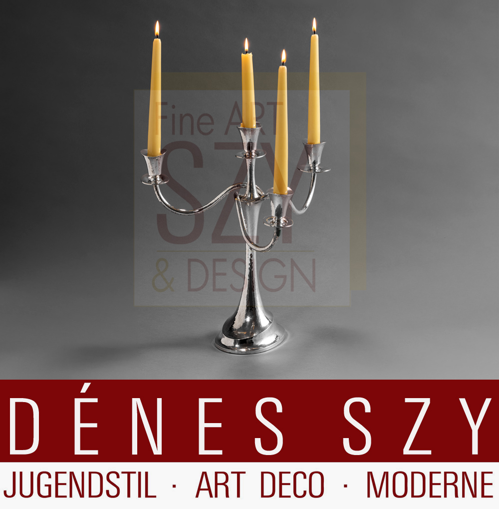 Candelabro in argento a quattro fiamme, lavorato asimmetricamente, Design ed esecuzione: Emmy Roth, probabilmente Berlino, Germania intorno al 1925/27, Argento 800
