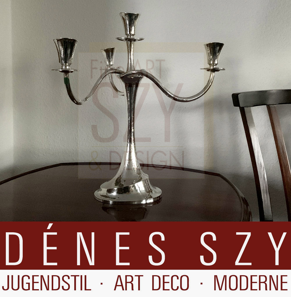 Candelabro in argento a quattro fiamme, lavorato asimmetricamente, Design ed esecuzione: Emmy Roth, probabilmente Berlino, Germania intorno al 1925/27, Argento 800