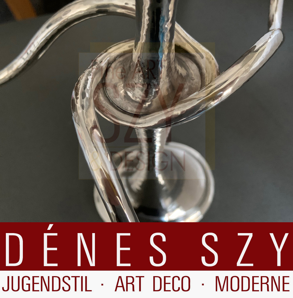 Candelabro in argento a quattro fiamme, lavorato asimmetricamente, Design ed esecuzione: Emmy Roth, probabilmente Berlino, Germania intorno al 1925/27, Argento 800