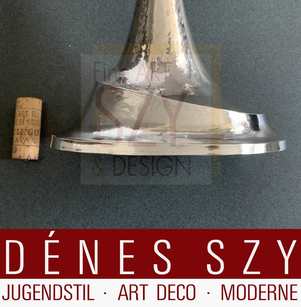 Candelabro in argento a quattro fiamme, lavorato asimmetricamente, Design ed esecuzione: Emmy Roth, probabilmente Berlino, Germania intorno al 1925/27, Argento 800