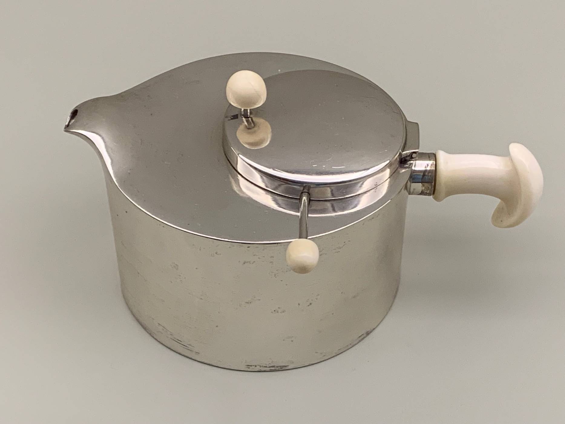 Emmy Roth, Kännchen mit Elfenbeingriff, Silber 1927