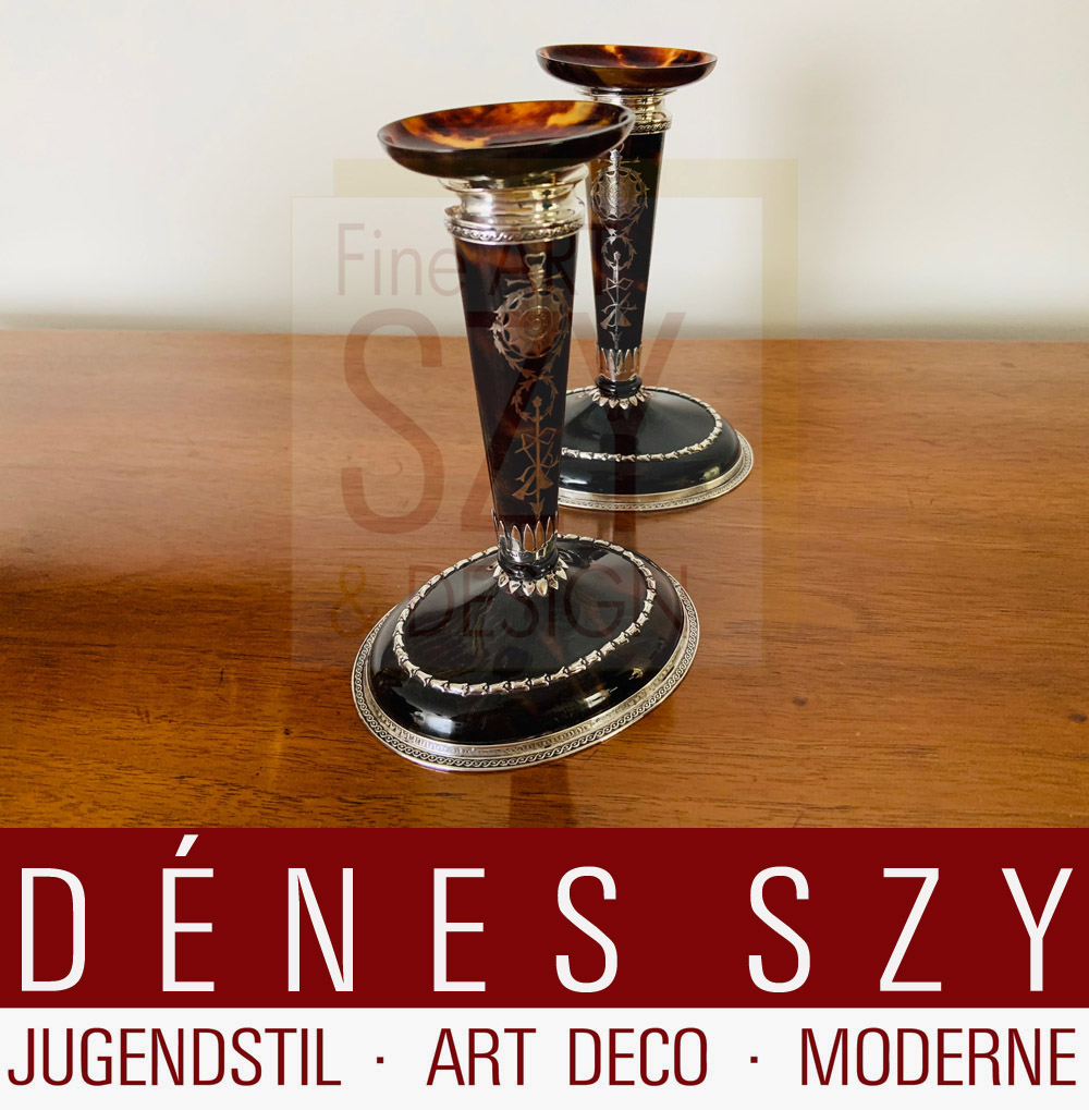 Englisches Leuchterpaar Edwardian era, mit ovalem Fuß und ovaler Tülle, Schildpatt und Sterling Silber, Dekor aus Bändern, Kränzen und Musikinstrumenten, Entwurf und Ausführung: William Comyns & Sons (1858-1930er), London 1911