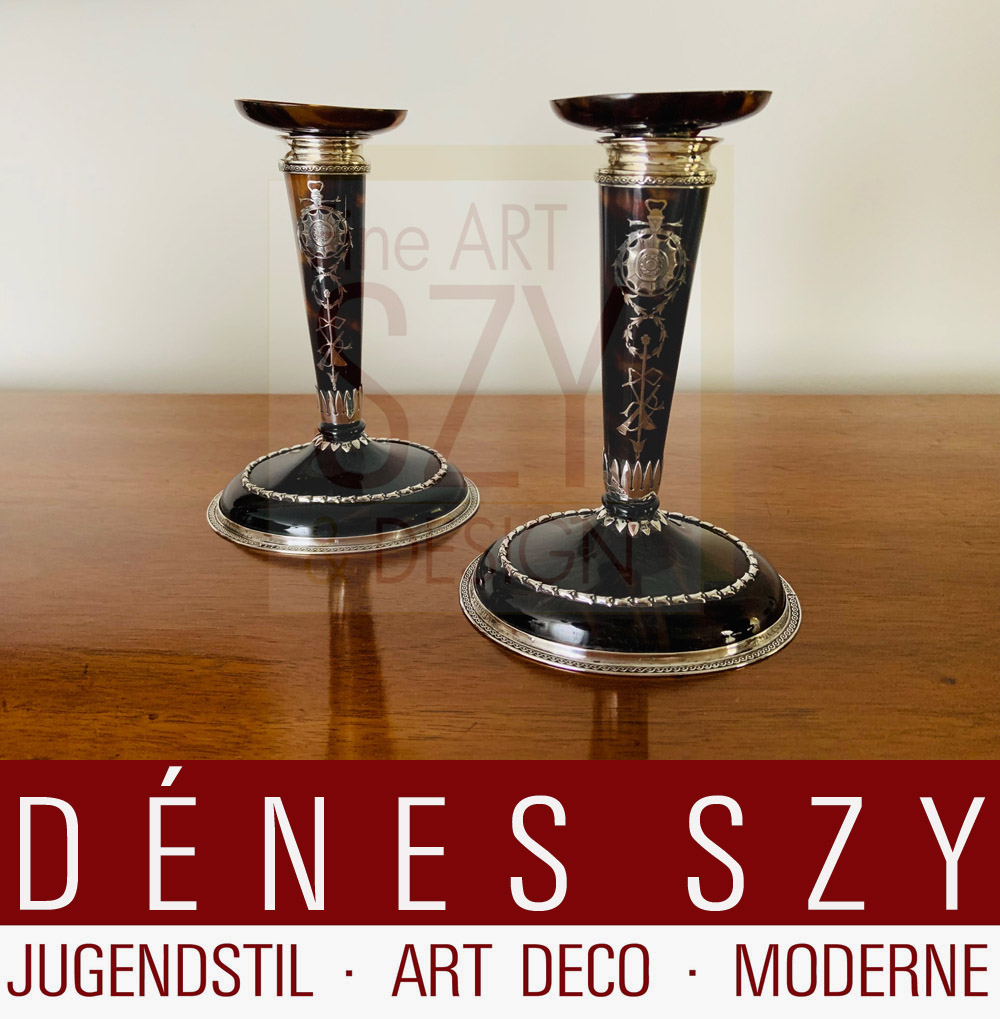 Englisches Leuchterpaar Edwardian era, mit ovalem Fuß und ovaler Tülle, Schildpatt und Sterling Silber, Dekor aus Bändern, Kränzen und Musikinstrumenten, Entwurf und Ausführung: William Comyns & Sons (1858-1930er), London 1911