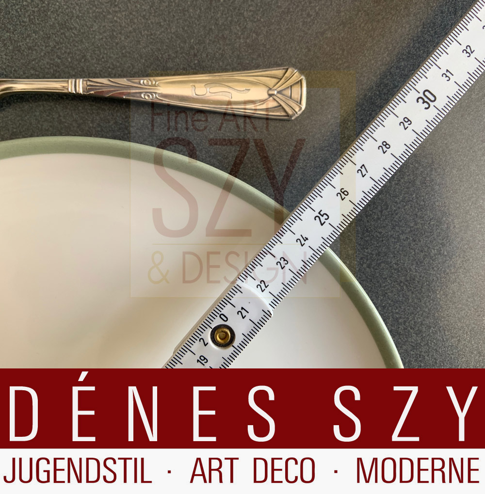 Piatto da cena, Modello: Urbino con bordo celadon / bordo festa, Design: Trude Petri 1931, Esecuzione: KPM Berlin, contrassegnato con scettro blu e lettera dell'anno per il 1938