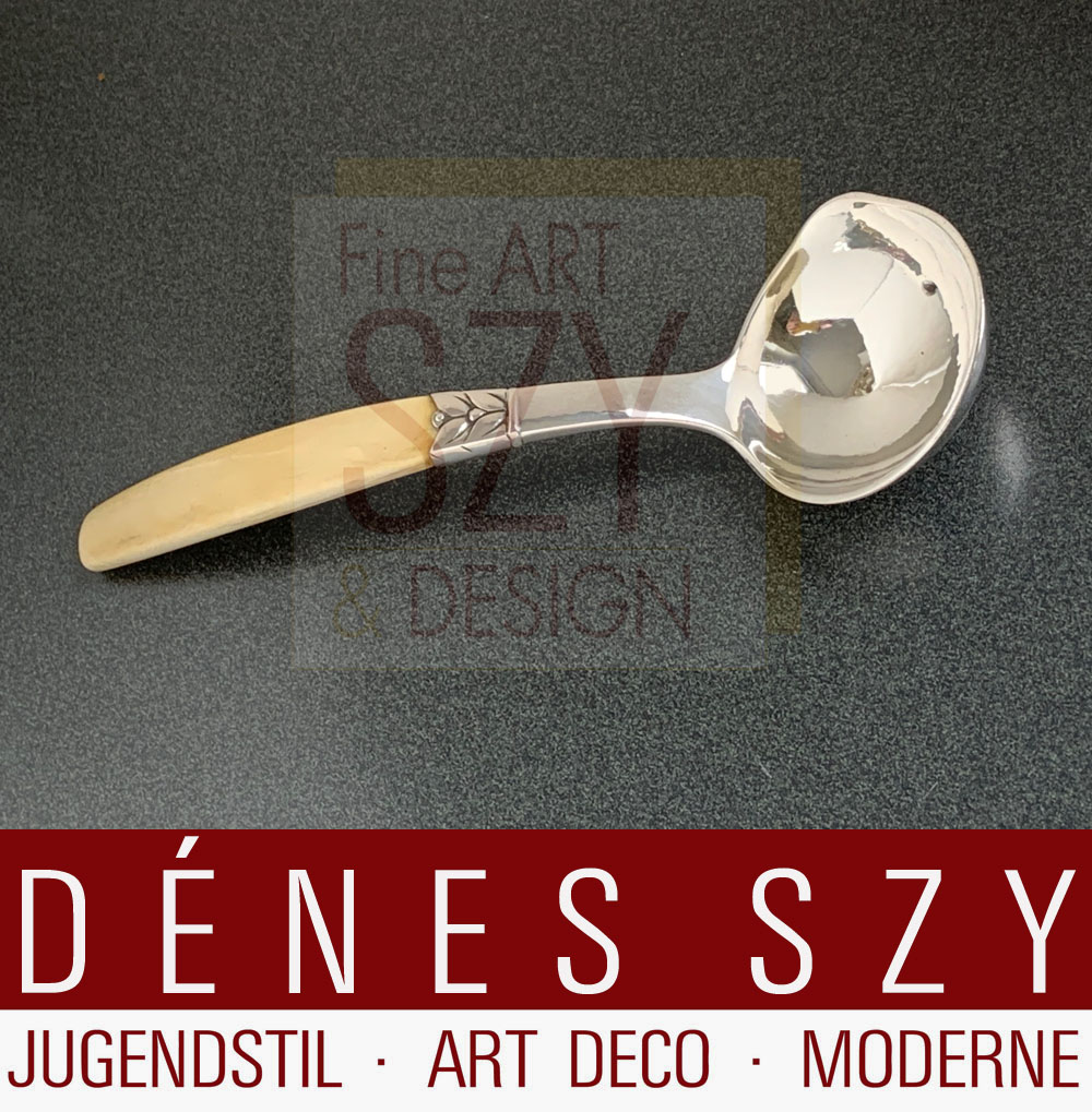 Mestolo per salsa in argento Art Deco, Design ed esecuzione: argentieri Evald Nielsen, Danimarca 1920/30, argento 830, con manico in osso
