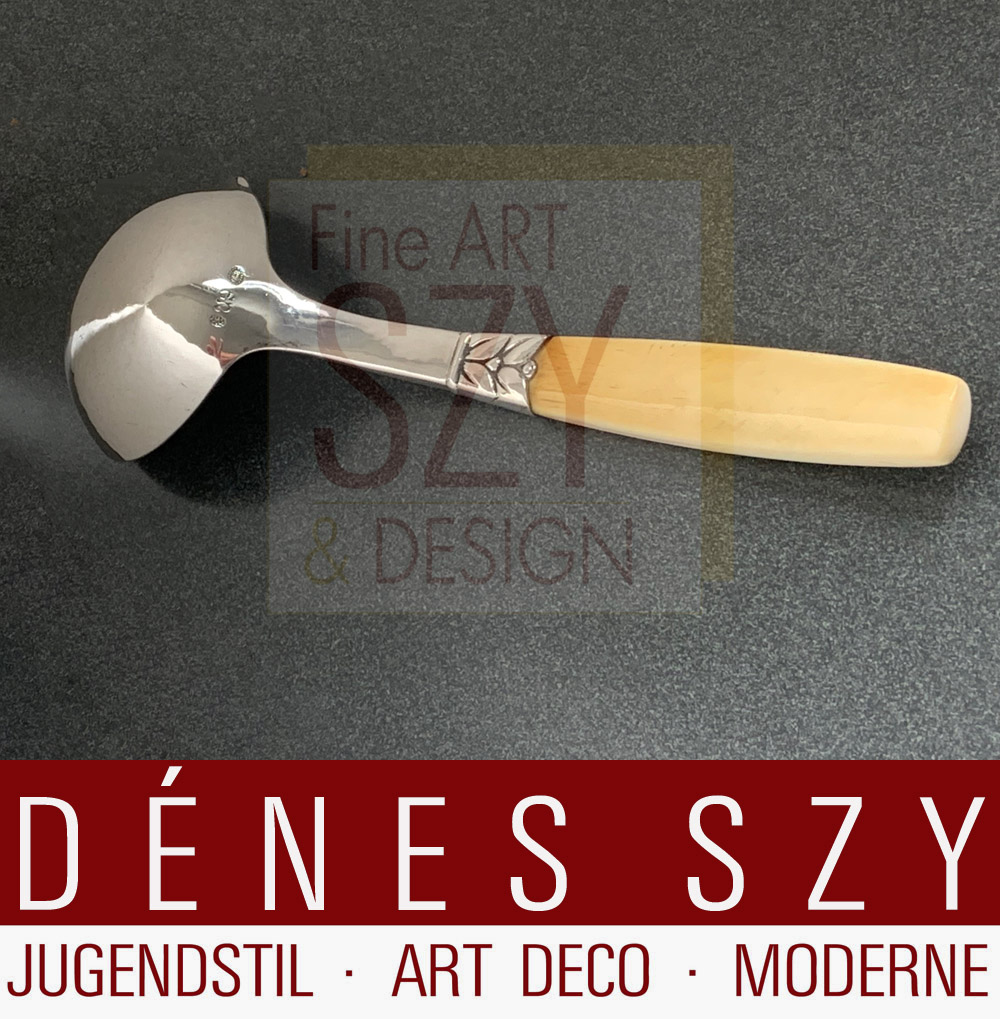Mestolo per salsa in argento Art Deco, Design ed esecuzione: argentieri Evald Nielsen, Danimarca 1920/30, argento 830, con manico in osso