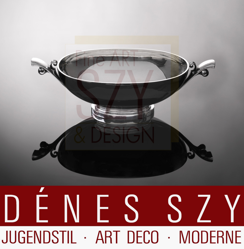 Grande ciotola / ciotola centrotavola # 636, Modello Piramide, pyramid, Design: Harald Nielsen 1928, Esecuzione: argentieri Georg Jensen, Copenaghen 1933-44, Danimarca, argento Sterling
