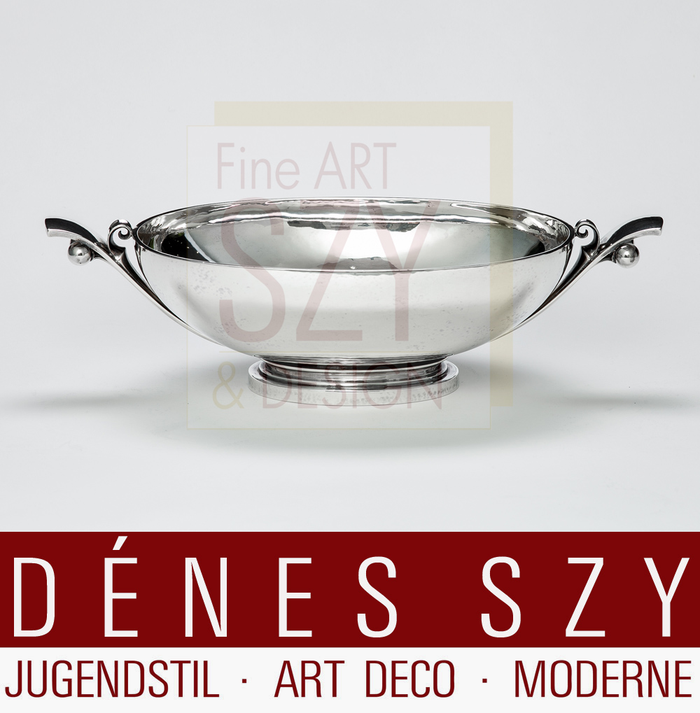 Grande ciotola / ciotola centrotavola # 636, Modello Piramide, pyramid, Design: Harald Nielsen 1928, Esecuzione: argentieri Georg Jensen, Copenaghen 1933-44, Danimarca, argento Sterling