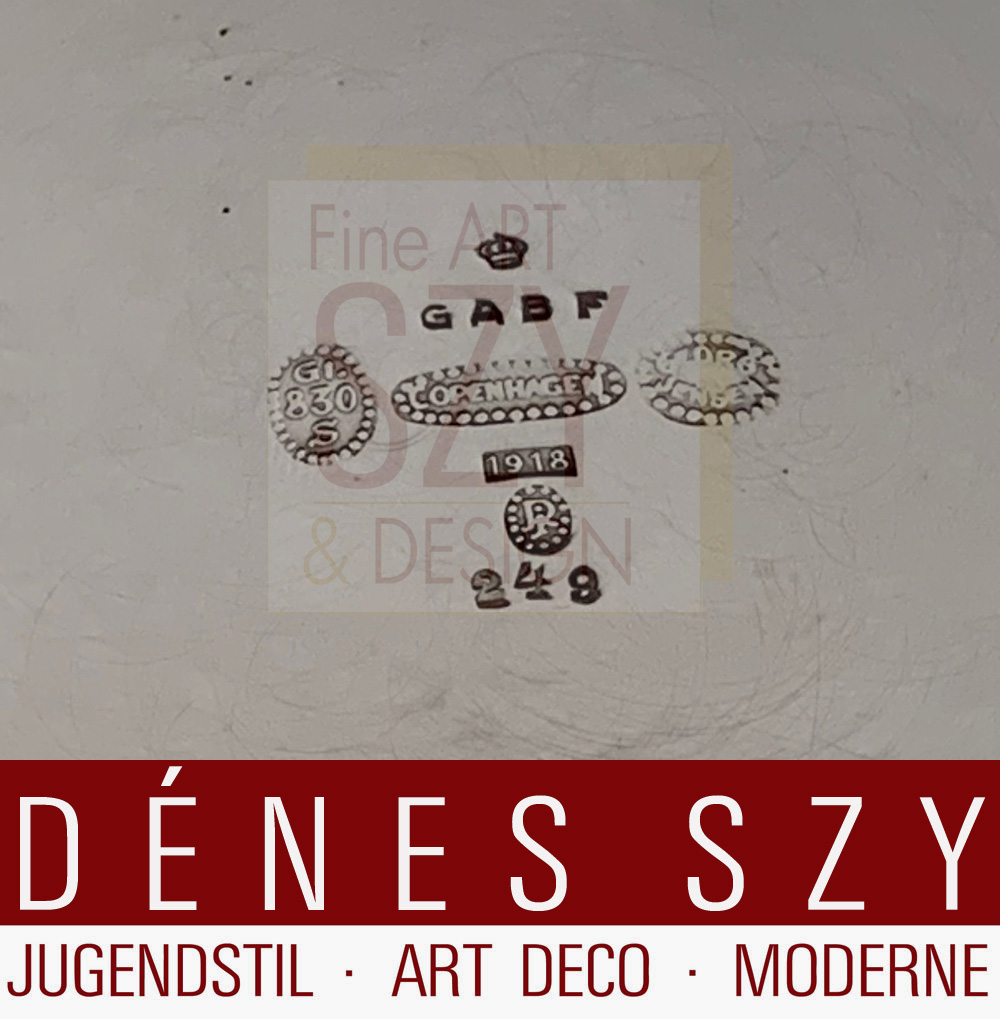 Bomboniera anteguerra, scatola con coperchio n. 429 con cigno come pomello, Design: Johan Rohde 1917, Esecuzione: Georg Jensen argentiere Copenhagen Danimarca 1918 - primissima versione, Argento 830