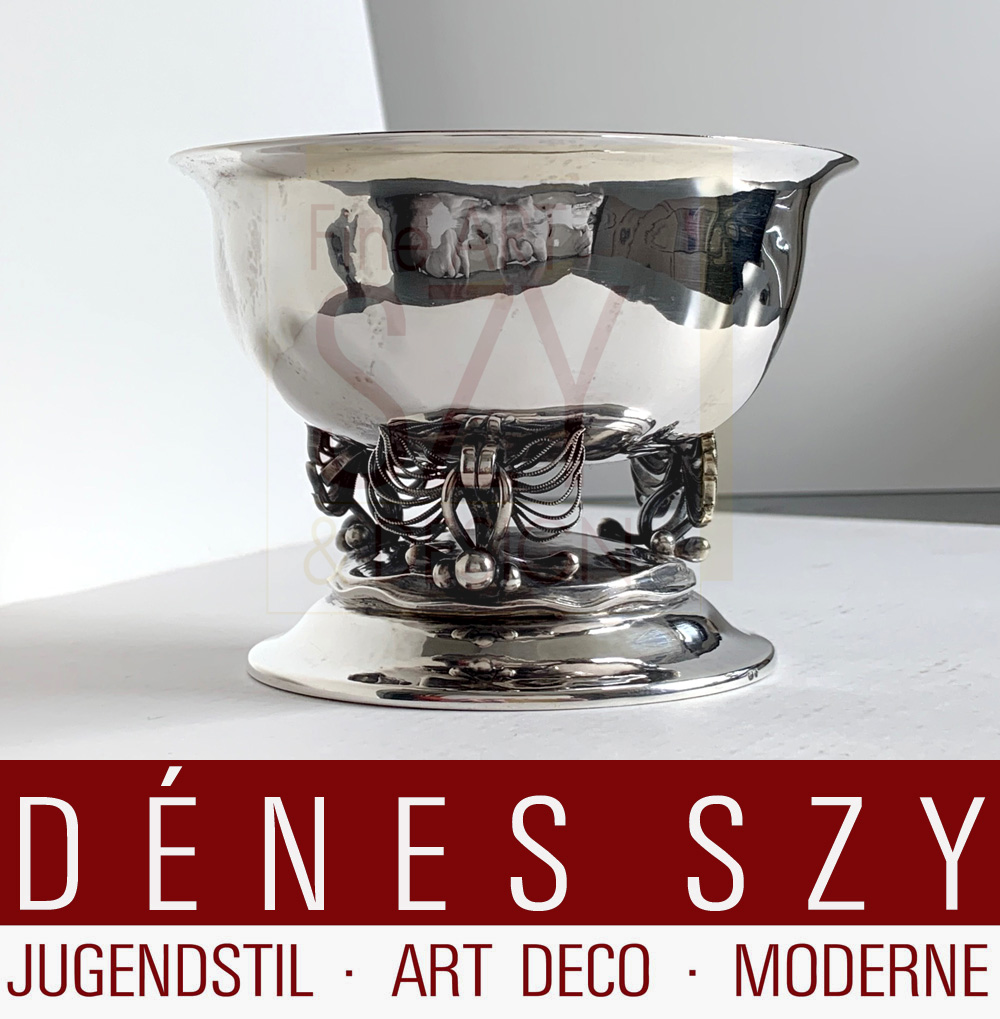 Bomboniera anteguerra, scatola con coperchio n. 429 con cigno come pomello, Design: Johan Rohde 1917, Esecuzione: Georg Jensen argentiere Copenhagen Danimarca 1918 - primissima versione, Argento 830