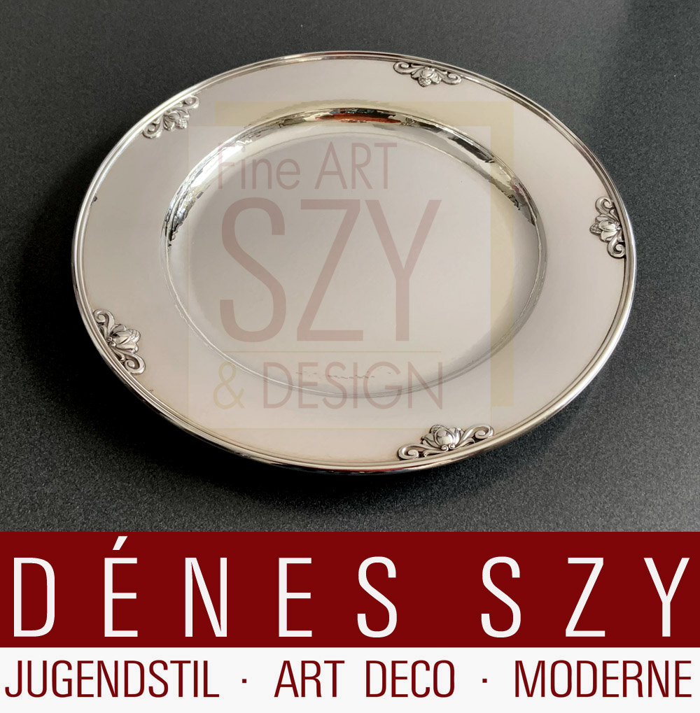 Sottopiatto d'argento, Taglia del dopoguerra, Modello: Konge, Acorn Design: Johan Rohde circa 1931, Esecuzione: Georg Jensen argentieri Copenhagen Danimarca 1990 e 1995, Argento sterling