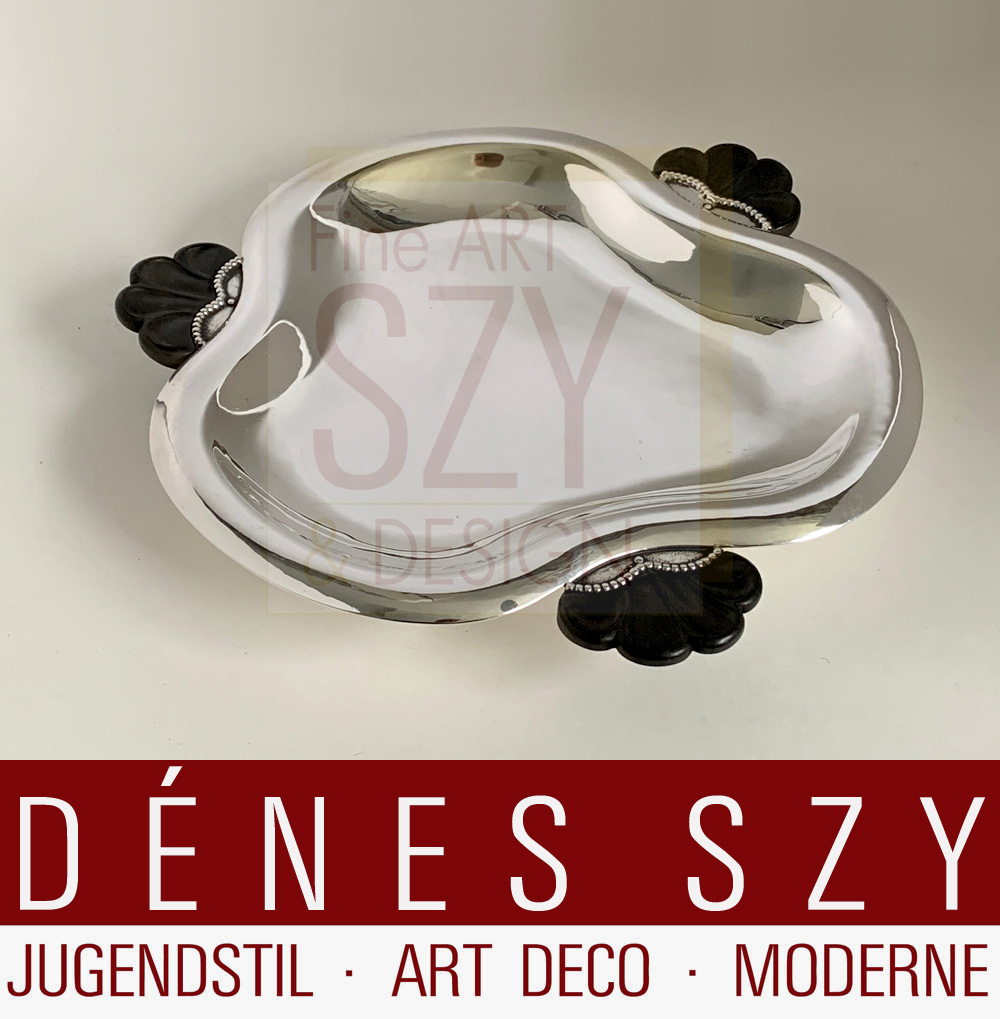 Georg Jensen Silber Anbietschale 221 Silber 830 1920er Jahre, kleine Art Deco Anbietschale #221 mit drei Handhaben, Entwurf und Ausführung: Georg Jensen Silberschmiede, Kopenhagen ca. 1920, Silber 830, Maße: Durchmesser ca. 18 cm, Gewicht 224 g. -1 inch (Zoll) = 2,54 cm-