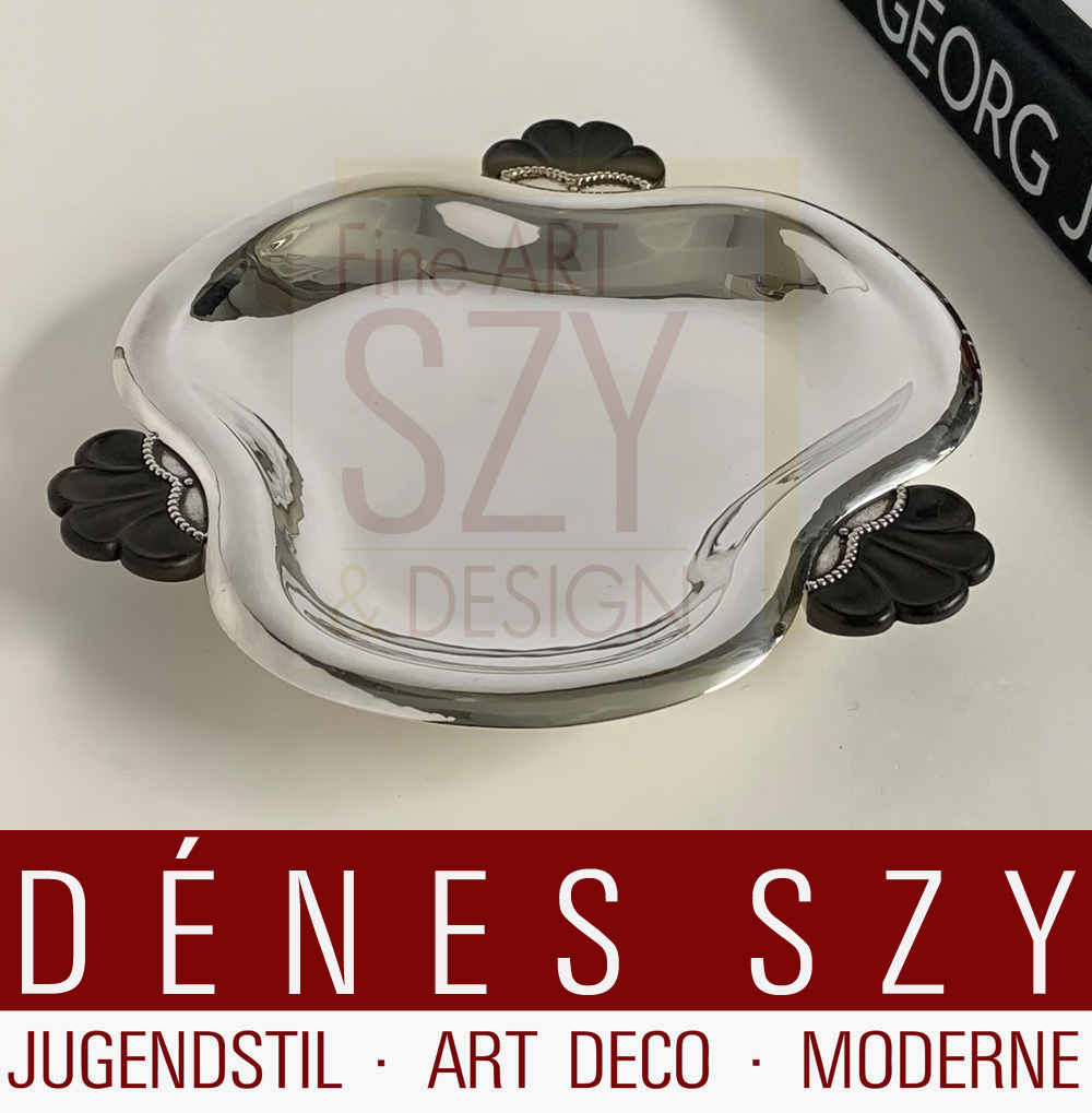 Georg Jensen Silber Anbietschale 221 Silber 830 1920er Jahre, kleine Art Deco Anbietschale #221 mit drei Handhaben, Entwurf und Ausführung: Georg Jensen Silberschmiede, Kopenhagen ca. 1920, Silber 830, Maße: Durchmesser ca. 18 cm, Gewicht 224 g. -1 inch (Zoll) = 2,54 cm-
