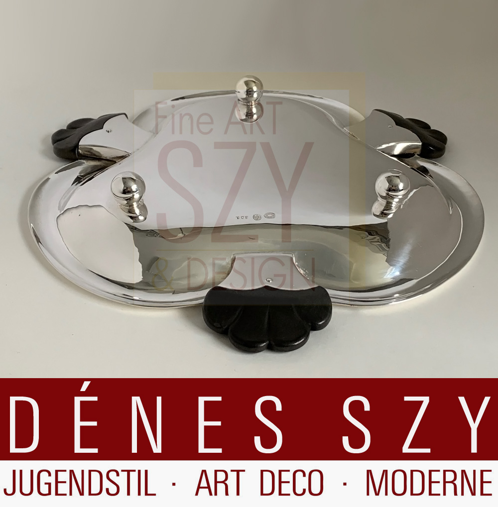 Georg Jensen Silber Anbietschale 221 Silber 830 1920er Jahre, kleine Art Deco Anbietschale #221 mit drei Handhaben, Entwurf und Ausführung: Georg Jensen Silberschmiede, Kopenhagen ca. 1920, Silber 830, Maße: Durchmesser ca. 18 cm, Gewicht 224 g. -1 inch (Zoll) = 2,54 cm-