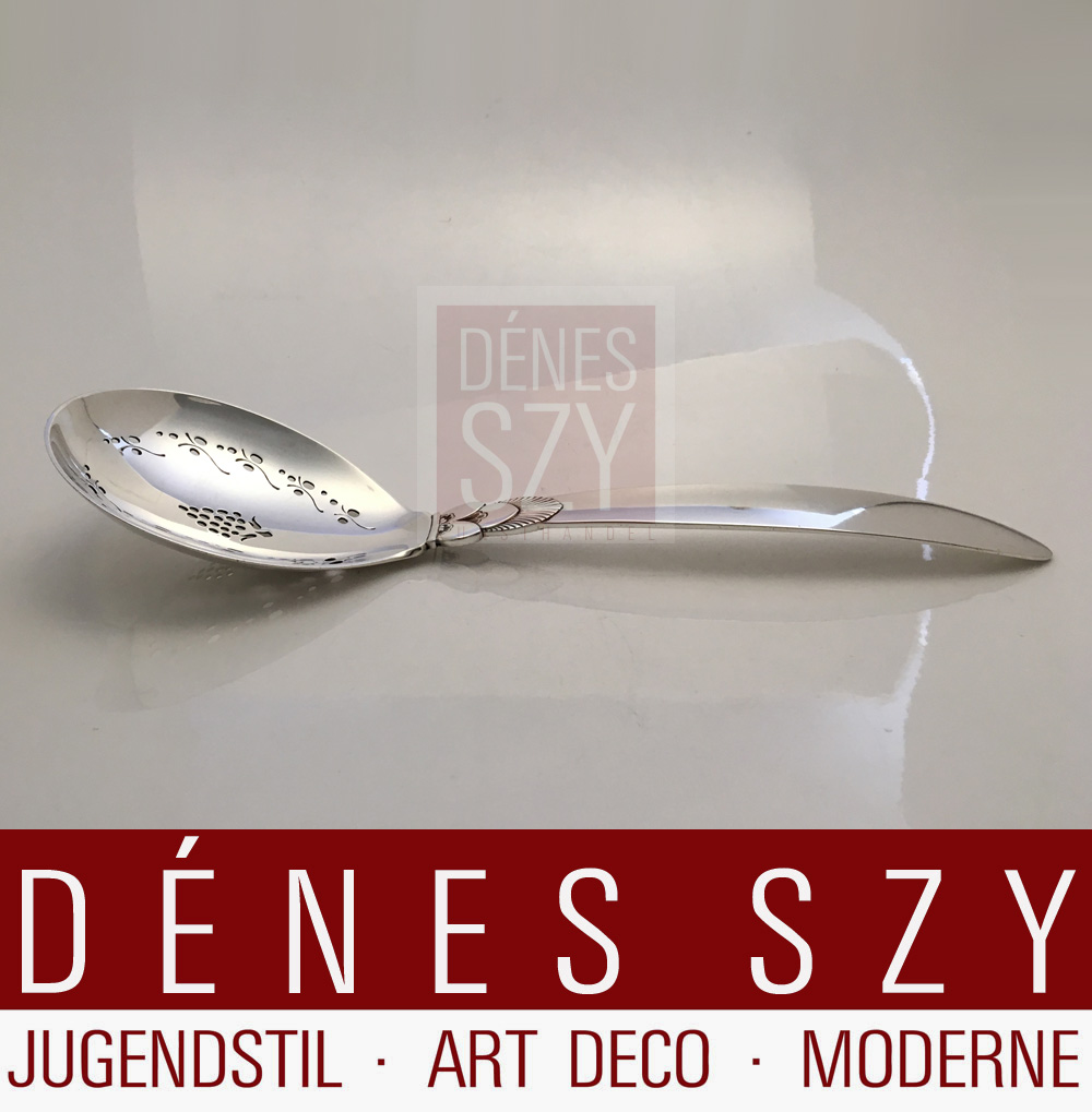 Cucchiaio per spargere, Design: Gundorph Albertus (Bestik Kaktusmonstret) 1930, modello KAKTUS / CACTUS, Esecuzione: Georg Jensen Argentieri, Copenaghen 1933-44, Danimarca, argento sterling 925