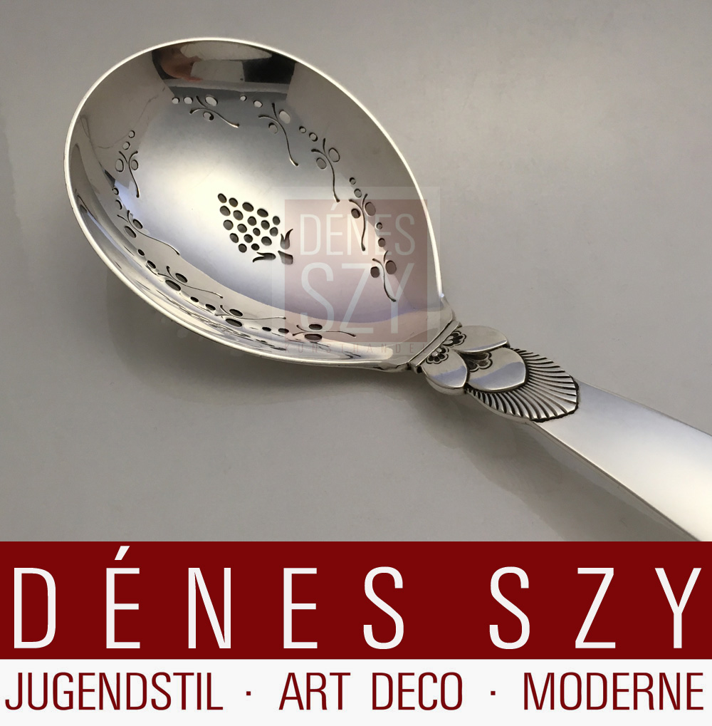 Cucchiaio per spargere, Design: Gundorph Albertus (Bestik Kaktusmonstret) 1930, modello KAKTUS / CACTUS, Esecuzione: Georg Jensen Argentieri, Copenaghen 1933-44, Danimarca, argento sterling 925