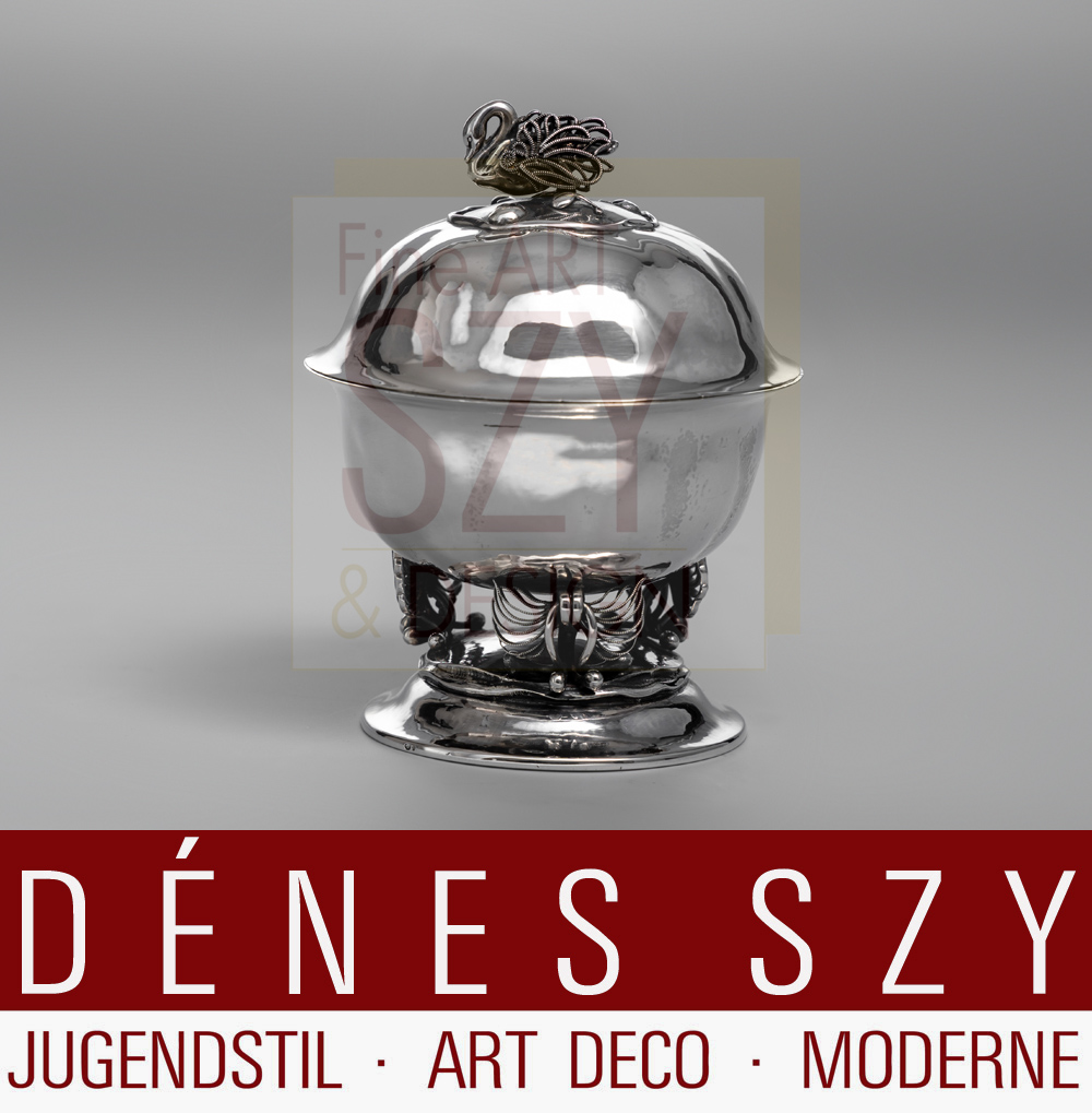 Pre-war Schwanendose, Deckeldose #429 mit Schwan als Knauf, Entwurf: Johan Rohde 1917, Ausführung: Georg Jensen Silberschmiede Kopenhagen Dänemark 1918, Sterling Silber