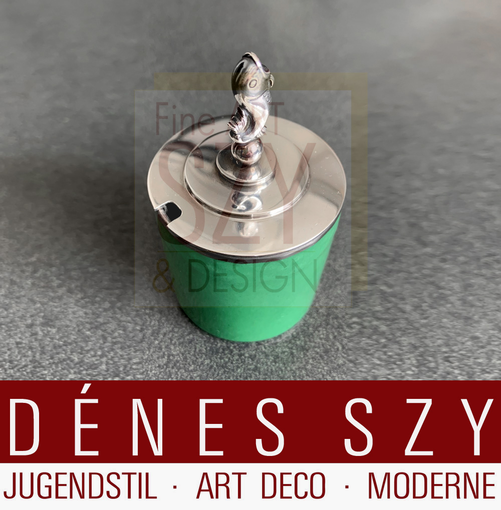 Pentola senape Art Deco # 815 E con delfino, Modello: piramide, serie di delfini, Design: Harald Nielsen circa 1930, Esecuzione: argentieri di Georg Jensen, Copenaghen, 1950 circa, Danimarca, coperchio in argento sterling con corpo in porcellana di Royal Copenhagen, con il marchio Royal Copenhagen del 1923