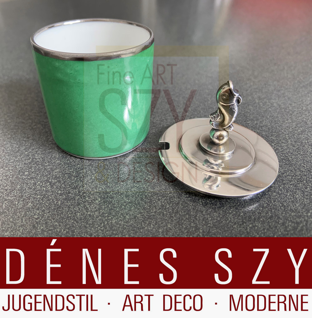 Georg Jensen Silber Pyramide Delphin Senftopf 815 E, Georg Jensen Silber Pyramide Delphin Senftopf 815 E mit Delphin als Knauf, Entwurf Harald Nielsen ca. 1930, Georg Jensen Silberschmiede, Kopenhagen ca. 1950 mit Porzellankorpus von Royal Copenhagen, Dänemark