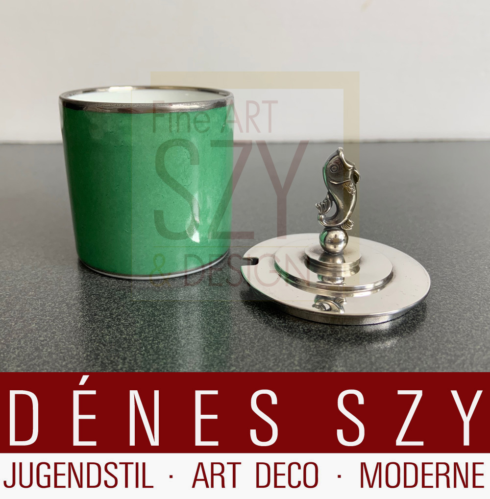 Pentola senape Art Deco # 815 E con delfino, Modello: piramide, serie di delfini, Design: Harald Nielsen circa 1930, Esecuzione: argentieri di Georg Jensen, Copenaghen, 1950 circa, Danimarca, coperchio in argento sterling con corpo in porcellana di Royal Copenhagen, con il marchio Royal Copenhagen del 1923