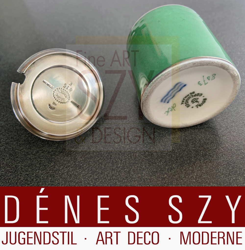 Pentola senape Art Deco # 815 E con delfino, Modello: piramide, serie di delfini, Design: Harald Nielsen circa 1930, Esecuzione: argentieri di Georg Jensen, Copenaghen, 1950 circa, Danimarca, coperchio in argento sterling con corpo in porcellana di Royal Copenhagen, con il marchio Royal Copenhagen del 1923