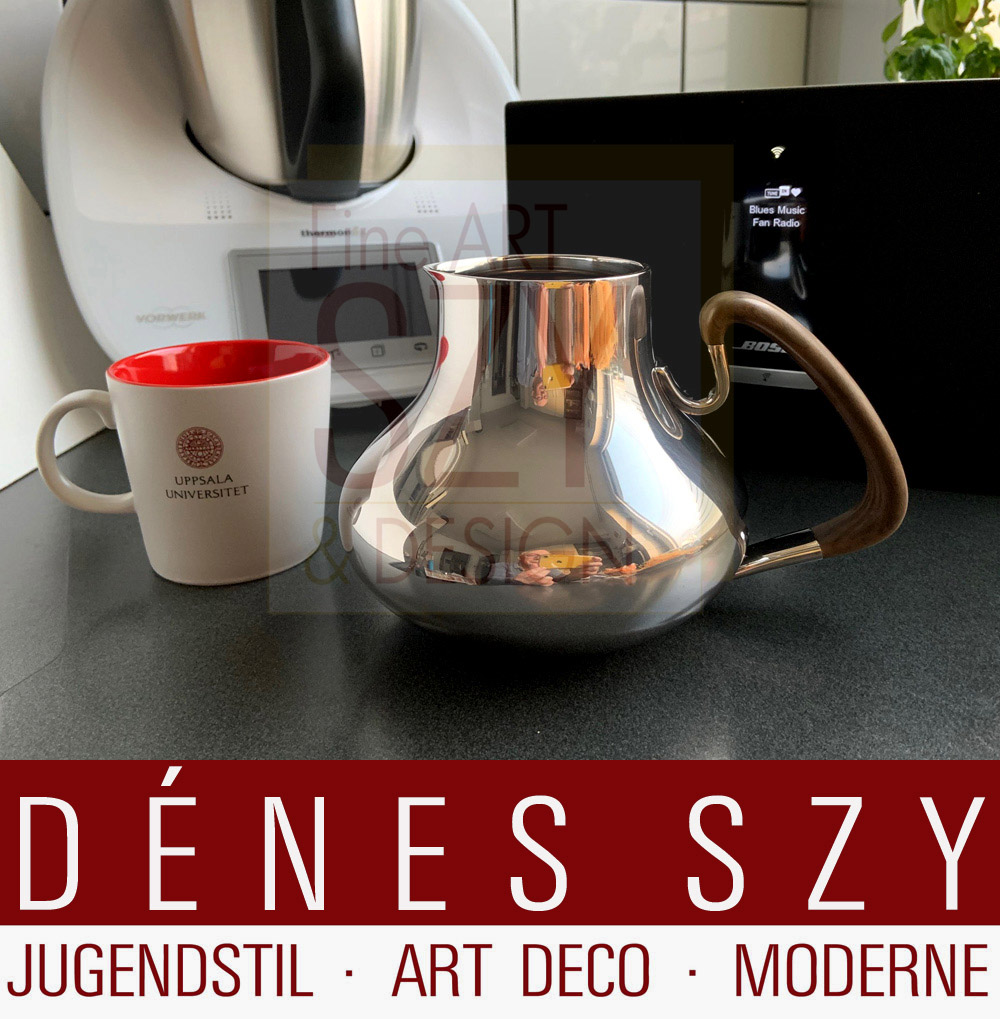 Mid Century modern Georg Jensen Saftkrug # 1017, Entwurf: Henning Koppel 1952. Ausführung: Georg Jensen Silberschmiede, Kopenhagen ca. 1952-60, Daenemark. Silber 925, Sterlingsilber mit Edelholz