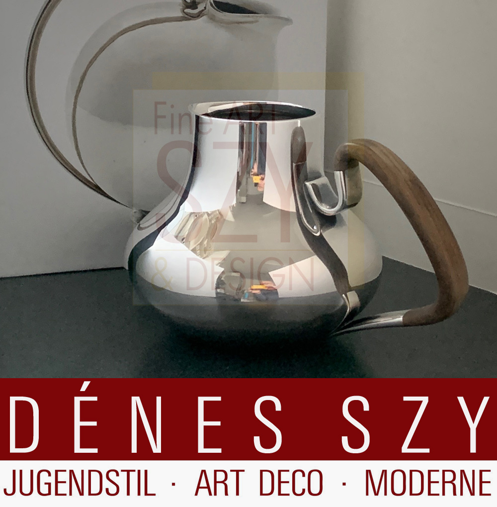 Mid Century modern Georg Jensen Saftkrug # 1017, Entwurf: Henning Koppel 1952. Ausführung: Georg Jensen Silberschmiede, Kopenhagen ca. 1952-60, Daenemark. Silber 925, Sterlingsilber mit Edelholz