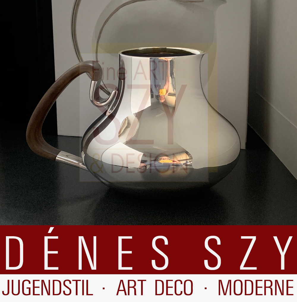 Mid Century modern Georg Jensen Saftkrug # 1017, Entwurf: Henning Koppel 1952. Ausführung: Georg Jensen Silberschmiede, Kopenhagen ca. 1952-60, Daenemark. Silber 925, Sterlingsilber mit Edelholz