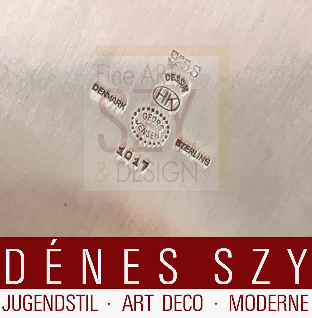 Mid Century modern Georg Jensen Saftkrug # 1017, Entwurf: Henning Koppel 1952. Ausführung: Georg Jensen Silberschmiede, Kopenhagen ca. 1952-60, Daenemark. Silber 925, Sterlingsilber mit Edelholz