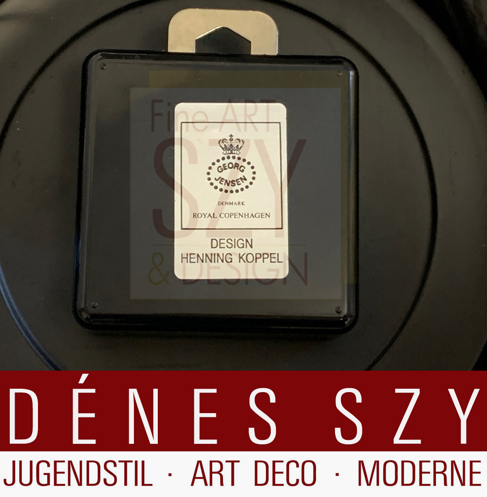 Orologio a parete Georg Jensen # 1401, Design: Henning Koppel 1978, Esecuzione: Georg Jensen argentieri, Copenhagen 1999, Danimarca, Argento 925, argento sterling, alluminio smaltato e vetro