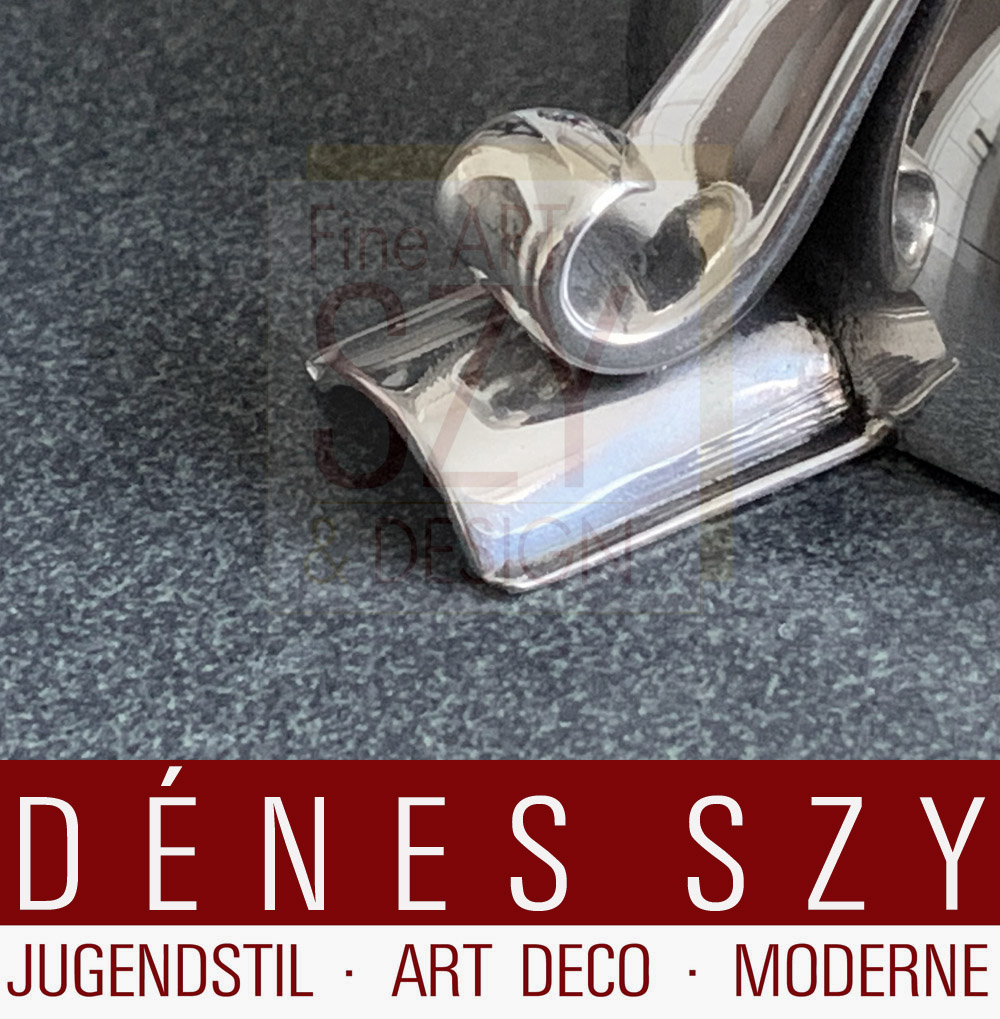 Runder Art Posacenere rotondo Art Deco # 640 A, Modello Piramide, Argento danese Art Déco, fatto a mano, Design: Harald Nielsen intorno al 1930, Esecuzione: Georg Jensen, Copenhagen 1933-44, Danimarca, argento sterlingDeco Aschenbecher # 640 A, Muster Pyramide, Dänisches Art Deco Silber, Handarbeit, Entwurf: Haral Nielsen ca.1930, Ausführung Georg Jensen Silberschmide, Kopenhagen 1933-44, Dänemark, Sterling Silber