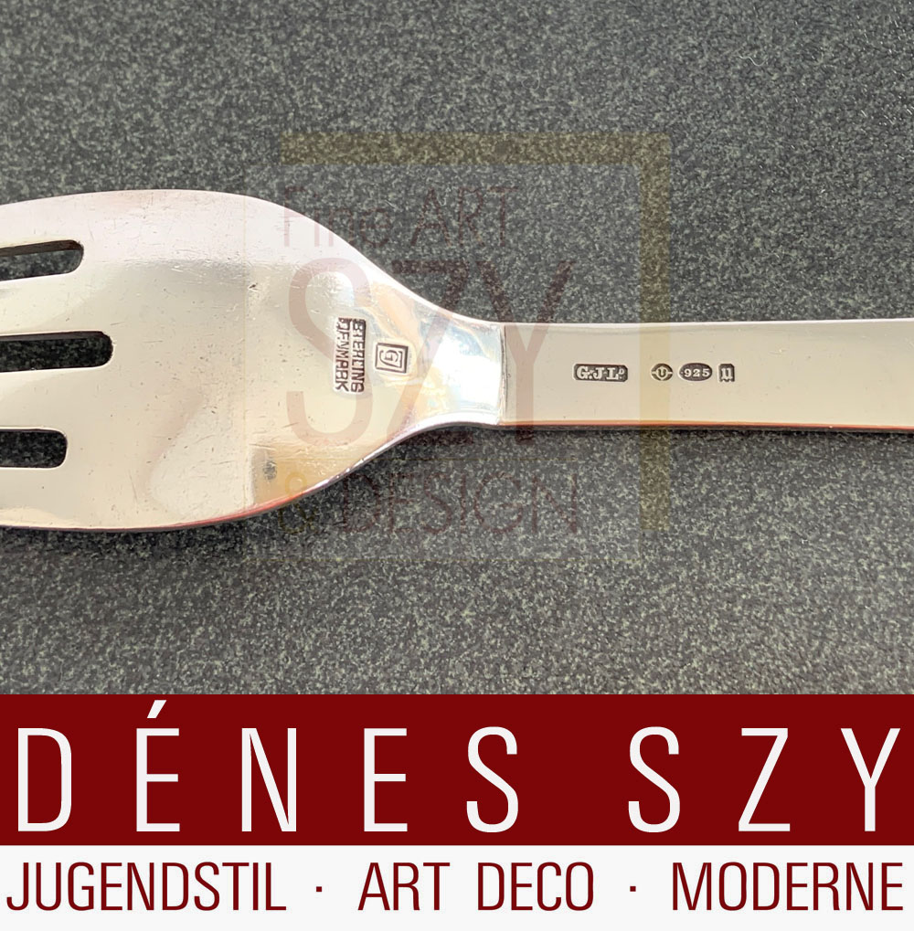 Forchetta da pesce Art Déco, Modello: piramide 15, Design: Harald Nielsen 1927 - pyramid collection, Esecuzione: argentieri Georg Jensen, Copenaghen 1933-44, Danimarca, punzoni d'importazione inglesi del 1935, argento sterling